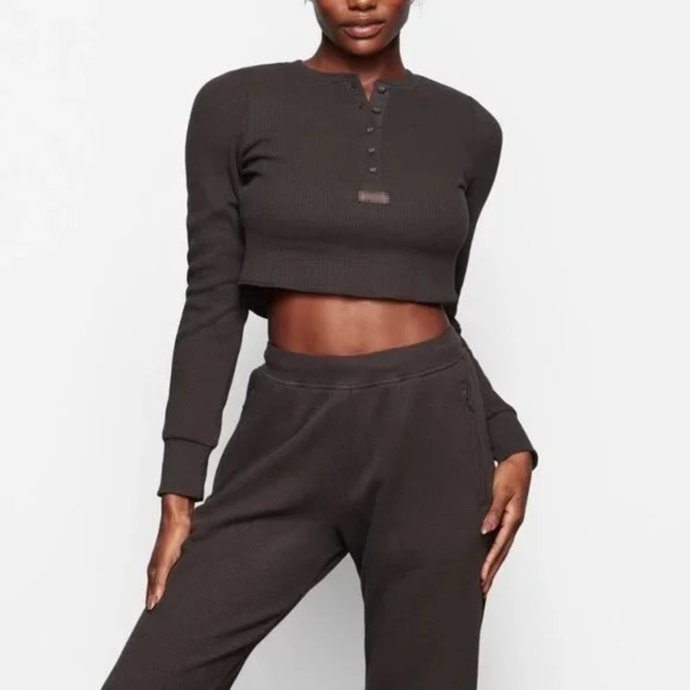 SKIMS 2 piece set Chocolate brown cropped Henley + lounge pant  Size Small